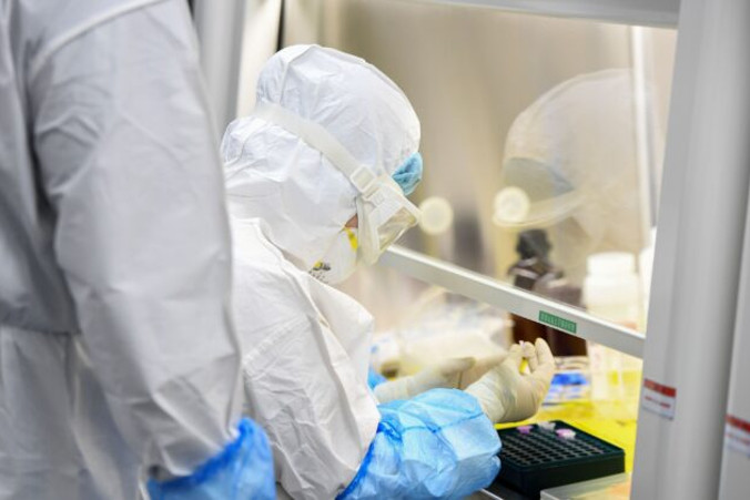 Technik laboratoryjny przy próbkach pobranych od pacjentów, które zostaną przetestowane pod kątem nowego koronawirusa w laboratorium „Fire Eye” w Wuhan w Hubei, centralnej prowincji Chin, 6.02.2020 r. (STR/AFP via Getty Images)