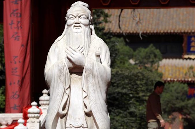 Mężczyzna przechodzi obok posągu Konfucjusza w Świątyni Konfucjusza w Pekinie, 28.09.2010 r. (LIU JIN/AFP/Getty Images)