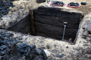 Studnie odkryte w Krośnie pochodzą prawdopodobnie z późnego średniowiecza. Na zdjęciu widoczne cembrowanie z desek i drewniane słupy w narożnikach (Darek Delmanowicz / PAP)