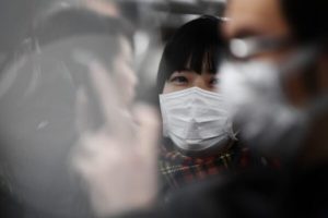 Pasażerowie noszą maski na twarzach podczas podróży tokijskim metrem, 8.02.2020 r.<br/>(Charly Triballeau/AFP via Getty Images)