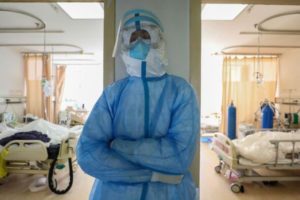 „Każdego dnia żyjemy w strachu”: Wypaleni pracownicy służby zdrowia w Wuhan przygotowują się na najgorsze
