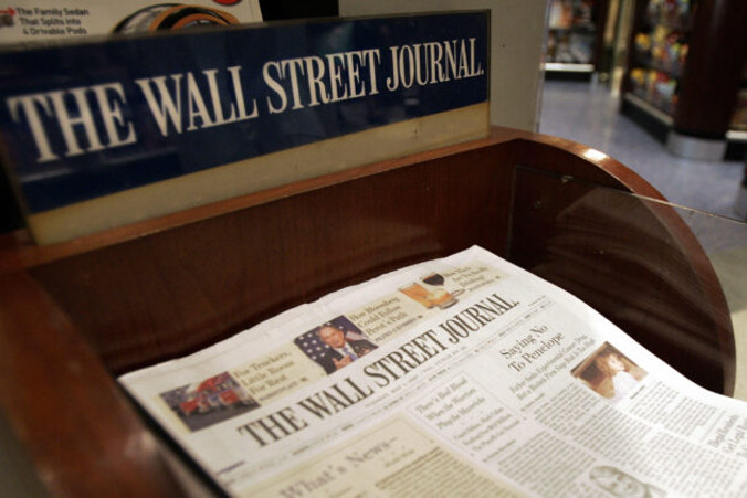 „The Wall Street Journal” wyłożony do sprzedaży w punkcie Hudson News w Grand Central Terminal w Nowym Jorku, 1.05.2007 r. (Stan Honda/AFP via Getty Images)