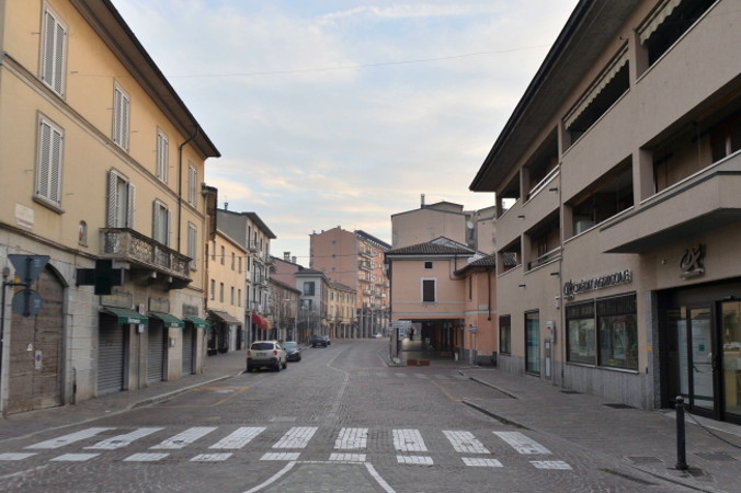 Ulica w Casalpusterlengo, jednym z miast w Lombardii na północy Włoch, które zostały zamknięte z powodu wybuchu epidemii nowego koronawirusa, 23.02.2020 r. (Andrea Fasani/PAP/EPA)