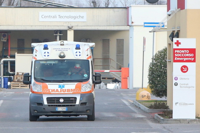Karetka na terenie szpitala przy izbie przyjęć w Brescii, w północnych Włoszech, 24.02.2020 r.<br/>(FILIPPO VENEZIA/PAP/EPA)