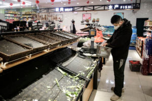 Żywność przekazana chińskiemu miastu, zamkniętemu z powodu COVID-19, jest marnowana lub kradziona przez władze