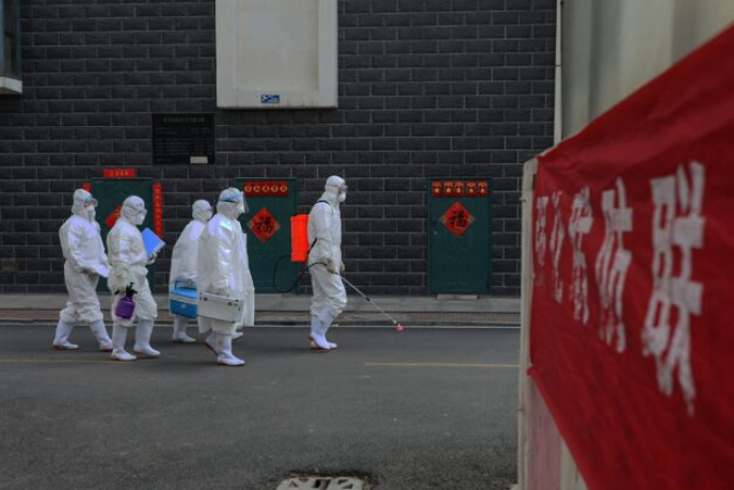 Technicy laboratoryjni podczas badań epidemiologicznych w Linyi, prowincja Shandong na wschodzie Chin, 10.02.2020 r. (STR/AFP via Getty Images)