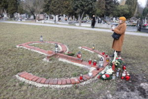 Uroczystości oddania hołdu ofiarom terroru komunistycznego pochowanym w zbiorowych mogiłach w kwaterze „Ł” Cmentarza Wojskowego na warszawskich Powązkach, 1.03.2020 r.<br/>(Tomasz Gzell / PAP)
