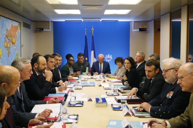 Francuski rząd i urzędnicy, w tym francuski minister spraw zagranicznych Jean-Yves Le Drian (po lewej), minister gospodarki i finansów Bruno Le Maire (drugi po lewej), premier Édouard Philippe (trzeci po lewej), minister solidarności i zdrowia Olivier Véran (czwarty po lewej) i prezydent Emmanuel Macron (trzeci po prawej) podczas posiedzenia rady obrony, dotyczącego sytuacji wywołanej przez COVID-19, Paryż, 29.02.2020 r.<br/>(JEAN-CLAUDE COUTAUSSE/POOL/PAP/EPA)