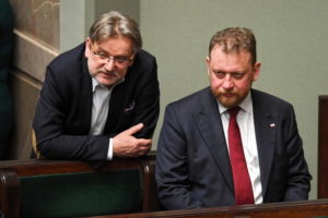 Minister zdrowia Łukasz Szumowski (po prawej) i główny inspektor sanitarny Jarosław Pinkas (po lewej) na sali obrad Sejmu, 2.03.2020 r. (Radek Pietruszka / PAP)