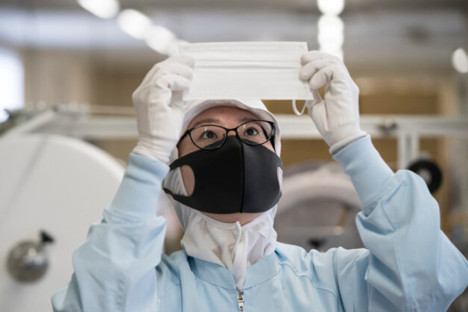 Pracownik sprawdza jednorazową maskę na linii produkcyjnej fabryki Yokoi Co. Ltd., Nagoja w Japonii, 6.02.2020 r. (Tomohiro Ohsumi / Getty Images)