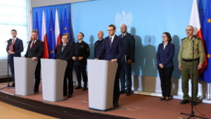 Premier Mateusz Morawiecki (czwarty po prawej), minister spraw wewnętrznych i administracji, koordynator służb specjalnych Mariusz Kamiński (trzeci po lewej), minister zdrowia Łukasz Szumowski (drugi po lewej), komendant główny Policji Jarosław Szymczyk (piąty po lewej), główny inspektor transportu drogowego Alvin Gajadhur (trzeci po prawej), rzecznik rządu Piotr Müller (po lewej), komendant główny PSP oraz szef Obrony Cywilnej Kraju Andrzej Bartkowiak (czwarty po lewej), komendant główny Straży Granicznej Tomasz Praga (po prawej) podczas konferencji prasowej w KPRM w Warszawie, 9.03.2020 r. (Rafał Guz / PAP)