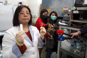 Badaczka Tung Chao-ping (po lewej) pokazuje dziennikarzom pasek testowy, Genome Research Center, Academia Sinica w Tajpej, Tajwan, 09.03.2020 r. (DAVID CHANG/PAP/EPA)