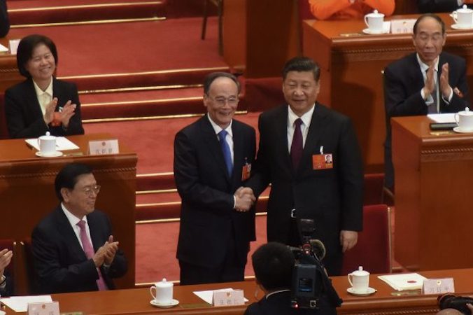 Chiński przywódca, pierwszy sekretarz KPCh Xi Jinping i wiceprzewodniczący ChRL Wang Qishan podają sobie ręce w Wielkiej Hali Ludowej, Pekin, 17.03.2018 r. (Etienne Oliveau / Getty Images)