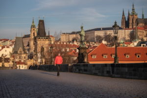 Mężczyzna idzie po pustym Moście Karola w Pradze, 16.03.2020 r. (MARTIN DIVISEK/PAP/EPA)