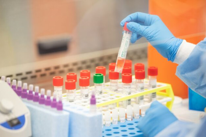 Technik laboratoryjny rozpoczyna testy na COVID-19, Northwell Health Labs w Lake Success, Nowy Jork, 11.03.2020 r. (Andrew Theodorakis / Getty Images)