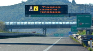 Autostrada A2 w pobliżu miejscowości Atena Lucana, gdzie zidentyfikowano ognisko koronawirusa, prowincja Salerno, 16.03.2020 r. Napis na tablicy świetlnej: „‘Zapobieganie koronawirusowi’ #zostajewdomu” (Luigi Pepe/PAP/EPA)