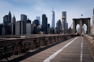 Widok prawie pustego Mostu Brooklińskiego w Nowym Jorku, 18.03.2020 r. (Alba Vigaray/PAP/EPA/)
