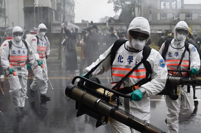 Żołnierze z oddziałów chemicznych biorą udział w działaniach zorganizowanych przez władze Nowego Tajpej, aby zapobiec rozprzestrzenianiu się wirusa KPCh, wywołującego chorobę zakaźną COVID-19, dzielnica Xindian, Nowe Tajpej, Tajwan, 14.03.2020 r. (Sam Yeh/AFP via Getty Images)