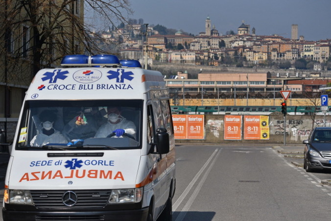 Karetka w drodze do szpitala Humanitas Gavazzeni podczas kryzysu wywołanego przez wirus KPCh, Bergamo we Włoszech, 21.03.2020 r. (Filippo Venezia/PAP/EPA)