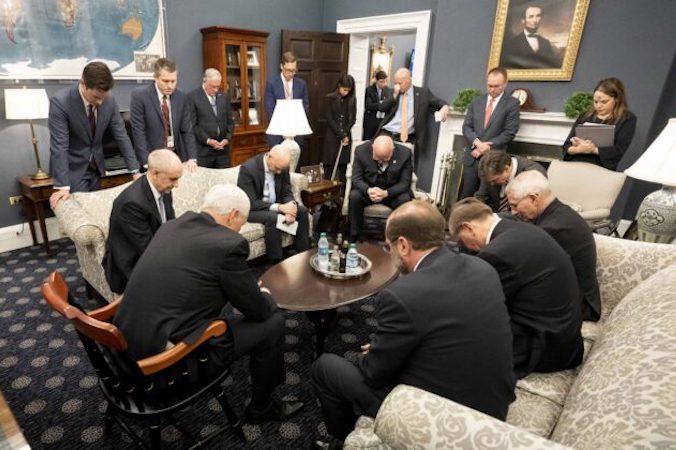Wiceprezydent Mike Pence modli się wraz z Prezydencką Grupą Zadaniową ds. Koronawirusa w biurze prezydenta w Zachodnim Skrzydle Białego Domu, 26.02.2020 r. (D. Myles Cullen / Biały Dom, oficjalne zdjęcie)