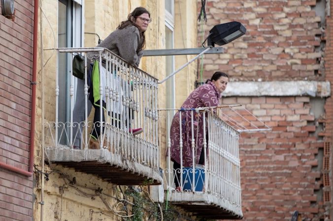 Kobiety na balkonach w Kartagenie w południowo-wschodniej Hiszpanii, 11. dzień ograniczeń w poruszaniu się po terenie kraju z powodu pandemii wirusa KPCh, 25.03.2020 r. (Marcial Guillen/PAP/EPA)