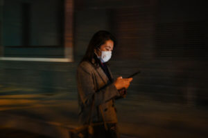 Kobieta sprawdza swój telefon komórkowy, Szanghaj, 17.03.2020 r.<br/>(HECTOR RETAMAL/AFP via Getty Images)