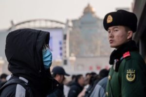 „Zespół propagandowy”: Pekin nakłada kaganiec reporterom obecnym w Wuhan