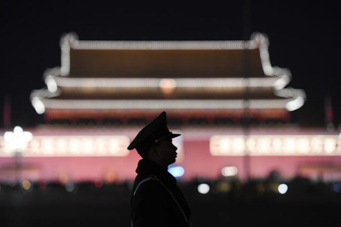 Funkcjonariusz policji paramilitarnej stoi na straży na placu Tiananmen w Pekinie, 11.03.2018 r.<br /> (Greg Baker/AFP via Getty Images)