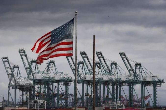 Flaga USA załopotała nad dźwigami i kontenerami przy Long Beach w Kalifornii, gdy Stany Zjednoczone i Chiny były bliskie osiągnięcia porozumienia w kwestii głównej umowy handlowej, w wyniku której obie strony miały obniżyć niektóre taryfy nałożone podczas trudnej wojny handlowej, 4.03.2019 r.<br /> (MARK RALSTON/AFP via Getty Images)