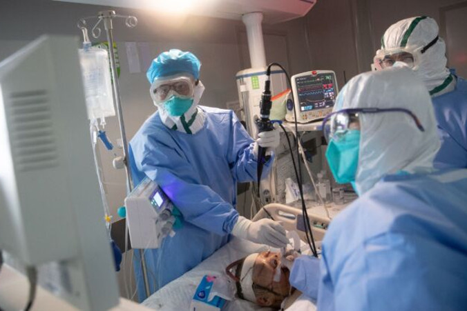 Personel medyczny podczas leczenia pacjentów z COVID-19 w szpitalu w Wuhan, 19.03.2020 r.<br/>(STR/AFP via Getty Images)