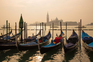 W Wenecji mistrzynie wioślarstwa rozwożą łodziami żywność mieszkańcom