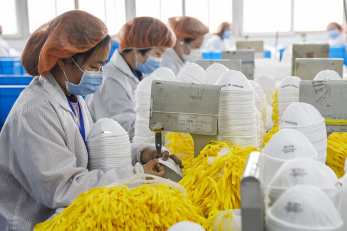 Pracownice produkujące maski w fabryce w Handan, 28.02.2020 r. (AFP via Getty Images)