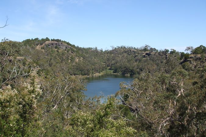 Kraterowy zbiornik Lake Surprise u podnóża wulkanu Budj Bim – Park Narodowy Mt Eccles, stan Wiktoria w Australii (Dhx1 – praca własna, <a href="https://creativecommons.org/publicdomain/zero/1.0/deed.en">CC0</a> / <a href="https://commons.wikimedia.org/w/index.php?curid=24956356">Wikimedia</a>)