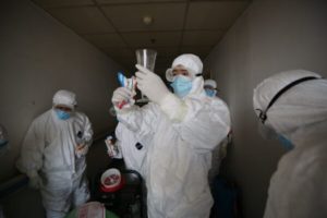 Przygotowania do dezynfekcji pokoi w szpitalu Czerwonego Krzyża w Wuhan, prowincja Hubei, Chiny, 18.03.2020 r. (STR/AFP/Getty Images)