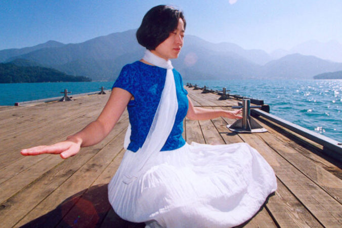 Kobieta wykonuje medytację Falun Dafa. Eksperyment, w którym korzystano z technologii skanowania mózgu w grupie osób medytujących od wielu lat, wykazał, że badani byli w stanie w nieoczekiwany sposób dokonać zmiany w anatomii mózgu (Minghui.org) 