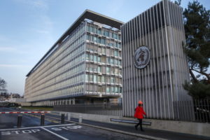 Logo i budynek siedziby Światowej Organizacji Zdrowia, WHO, w Genewie, Szwajcaria, 22.01.2020 r., ponownie wydane 15.04.2020 r. (SALVATORE DI NOLFI/PAP/EPA)