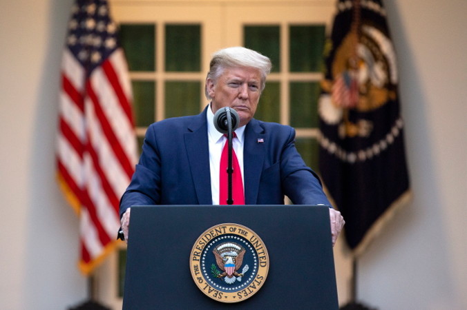 Prezydent USA Donald J. Trump wygłasza przemówienie podczas konferencji prasowej w Ogrodzie Różanym przed Białym Domem w Waszyngtonie, 14.04.2020 r. (Stefani Reynolds/POOL/PAP/EPA)