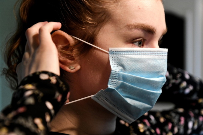 Od czwartku 16 kwietnia obowiązuje nakaz zakrywania ust i nosa w przestrzeni publicznej. Na zdjęciu kobieta w maseczce ochronnej, Przemyśl, 15.04.2020 r. (Darek Delmanowicz / PAP)