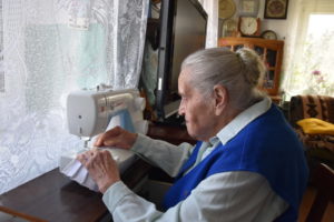 Bez anielskich skrzydeł, a pełna dobroci i empatii. 96-latka szyje maseczki, by pomóc