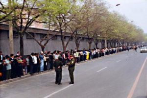 Praktykujący Falun Gong stoją na poboczu drogi, wzdłuż murów Zhongnanhai, 25.04.1999 r. (Minghui.org)