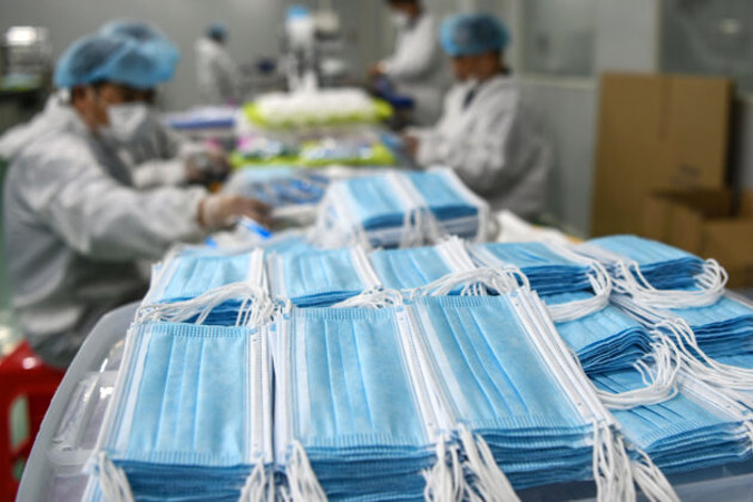 Pracownicy produkujący maski na eksport, fabryka w Nanchang, Chiny, 8.04.2020 r. (STR/AFP via Getty Images)