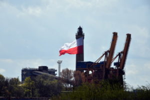 Największa flaga w Polsce zawisła na latarni morskiej w Świnoujściu, Dzień Flagi Rzeczypospolitej Polskiej, 2.05.2020 r. Flagę umieszczono na wysokości niemal 60 m, dzięki czemu jest widoczna z kilkunastu kilometrów, także ze strony niemieckiej. Tegoroczna flaga ma powierzchnię 400 m kw. (Marcin Bielecki / PAP)