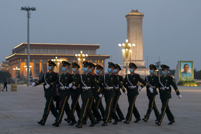 Funkcjonariusze chińskiej policji maszerują na placu Tiananmen w Pekinie, Chiny, 28.04.2020 r.<br/>(Lintao Zhang / Getty Images)