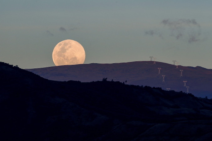 Pełnia Księżyca o zmierzchu w Quito, Ekwador, 6.05.2020 r. (Jose Jacome/PAP/EPA)