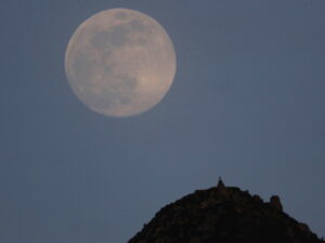 Księżyc w pełni nad Pico Sacro w pobliżu miasta Santiago de Compostela, Hiszpania, 6.05.2020 r., wydane 7.05.2020 r. (Lavandeira Jr./PAP/EPA)