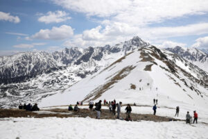 Na Kasprowym Wierchu leży niemal 60 cm śniegu, a termometry na szczycie wskazywały 8 st. mrozu. Na zdjęciu turyści w Tatrach, sobota, 9.05.2025 r. (Grzegorz Momot / PAP)