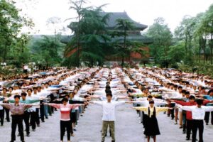 Praktykujący Falun Dafa zebrali się w parku w mieście Chengdu w Chinach, aby o poranku wykonać ćwiczenia, lata 90., przed rozpoczęciem prześladowań wymierzonych w tę praktykę medytacyjną<br/>(dzięki uprzejmości Faluninfo.net)