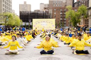 Praktykujący Falun Dafa uczestniczą w Światowym Dniu Falun Dafa na Union Square w Nowym Jorku, 11.05.2017 r. (Samira Bouaou / The Epoch Times)