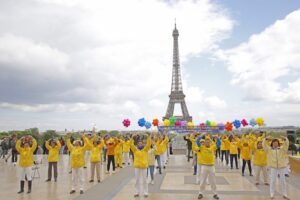 Praktykujący Falun Dafa we Francji wykonują drugie ćwiczenie na Trocadéro w Paryżu, w 19. rocznicę ustanowienia Światowego Dnia Falun Dafa, 5.05.2019 r. (Zhang Le / The Epoch Times)
