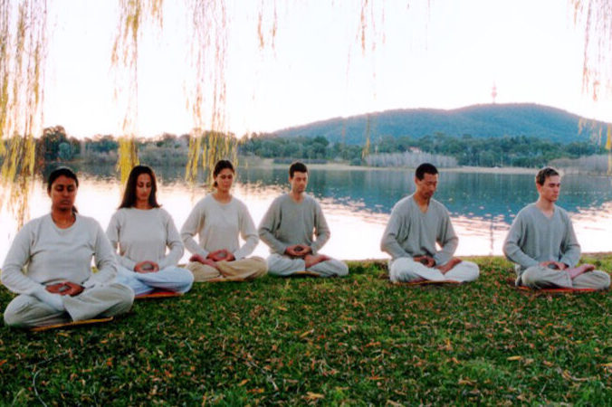 Praktykujący Falun Dafa wykonują piąte ćwiczenie – medytację (The Epoch Times)